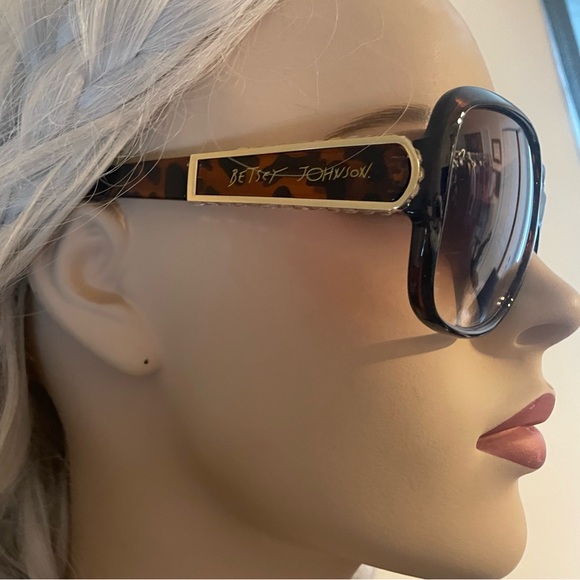 NWT Betsey Johnson sunglasses - Picture 4 of 7